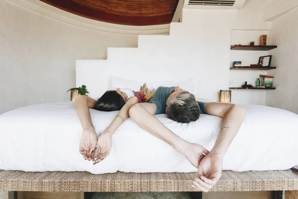 Ζευγάρι Νεόνυμφων Χαλαρώνοντας Ένα Δωμάτιο Ξενοδοχείου — Φωτογραφία Αρχείου