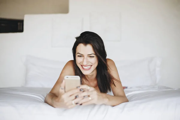 Улыбающаяся Счастливая Женщина Лежит Кровати Использует Мобильный Телефон Видеозвонка — стоковое фото