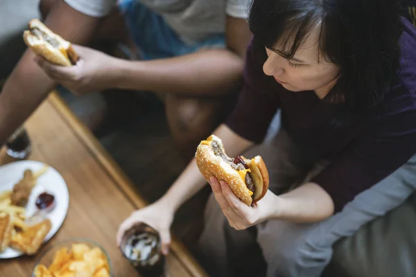 Pareja Teniendo Comida Rápida Sofá —  Fotos de Stock