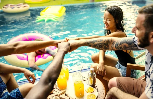 Amici Che Bevono Bevande Colorate Una Festa Piscina — Foto Stock