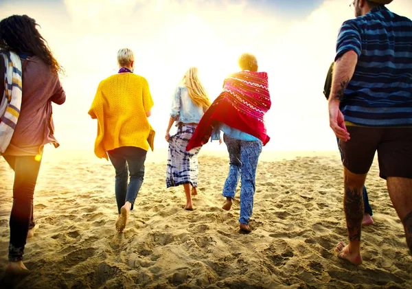 Jeunes Amis Faisant Une Fête Plage — Photo