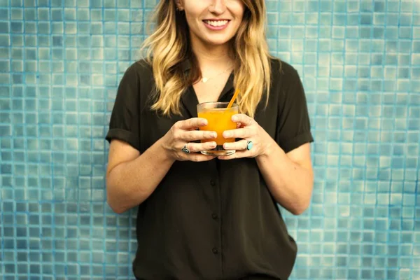 Mujer Sosteniendo Vaso Jugo Naranja —  Fotos de Stock