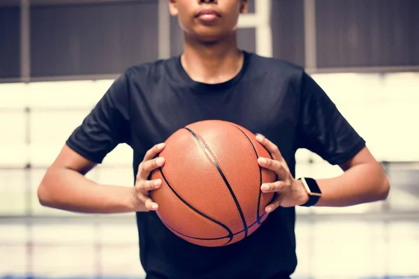 Afrikanisch Amerikanische Teenager Mit Einem Basketball Auf Dem Platz — Stockfoto