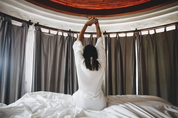 Femme Réveillant Dans Une Chambre Hôtel — Photo