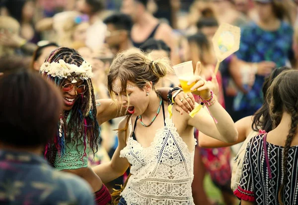 Freunde Haben Spaß Bei Einem Musikfestival — Stockfoto