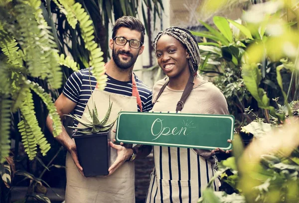 Gente Sosteniendo Quot Abierto Quot Signo — Foto de Stock