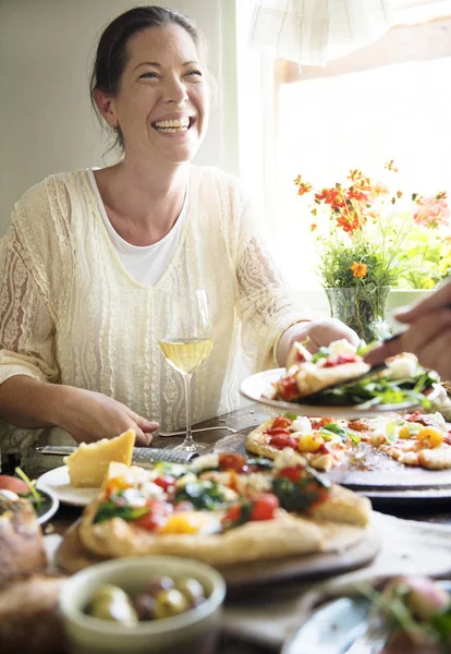 Mujer Disfrutando Una Cena Pizza — Foto de Stock