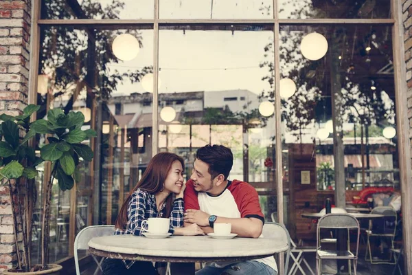 Schöne Asiatische Paar Mit Kaffee — Stockfoto