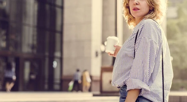 Primo Piano Donna Con Caffè Asporto — Foto Stock