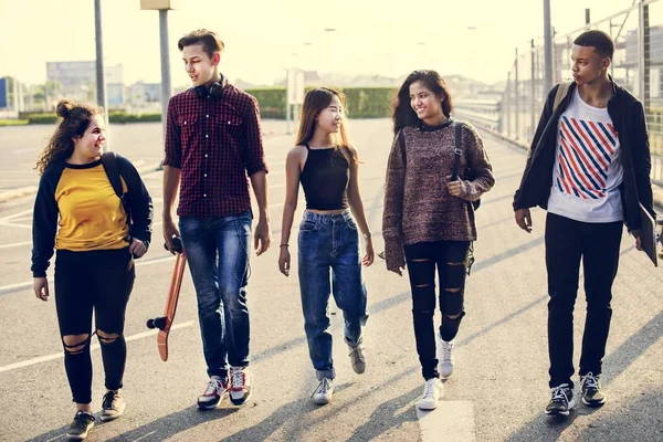 Groep Van School Vrienden Buiten Levensstijl — Stockfoto