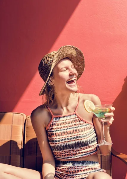 genç kadın güneşte rahatlatıcı