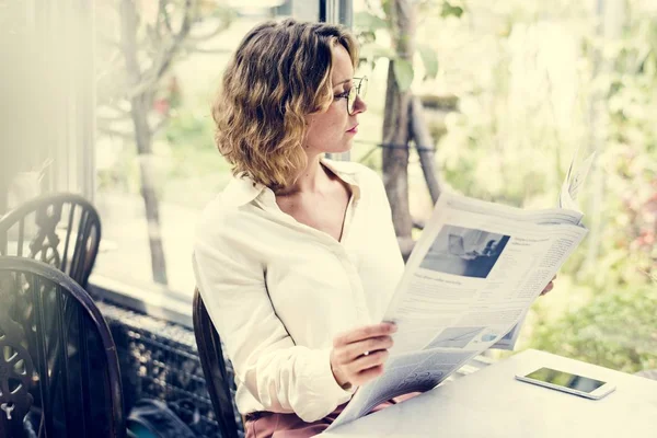 Mulher Negócios Lendo Jornal Pela Manhã — Fotografia de Stock