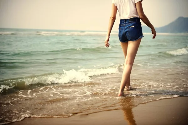 Vrouw Lopen Door Kust — Stockfoto