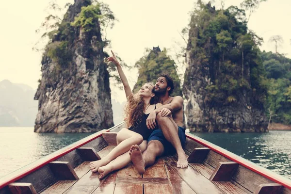 Paar Varen Een Rustig Meertje — Stockfoto