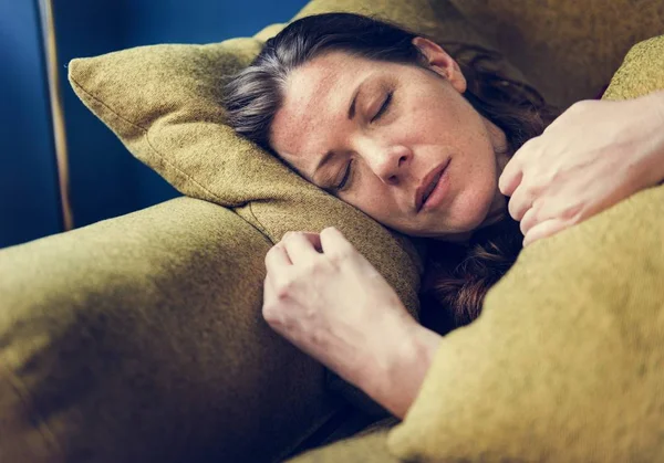 Mujer Enferma Sofá — Foto de Stock