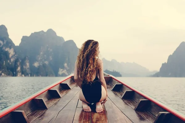 Güzel Kadın Bir Teknede Poz — Stok fotoğraf