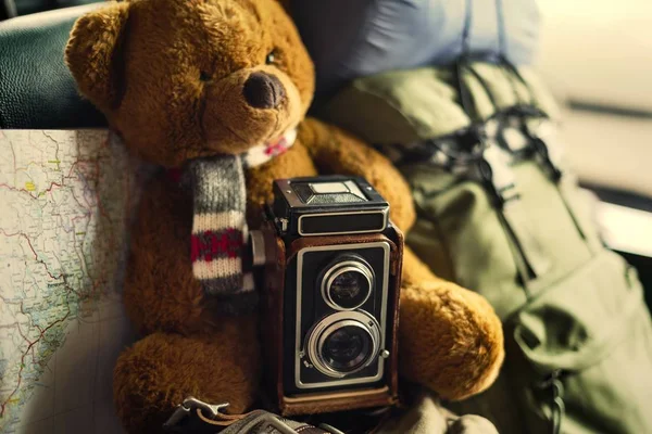 ヴィンテージ レンズのカメラとソフトのクマのおもちゃ — ストック写真