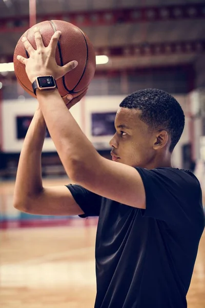 Afro Américain Adolescent Garçon Concentré Sur Jouer Basket — Photo