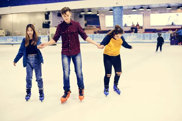 一群十几岁的朋友在溜冰场滑冰 — 图库照片