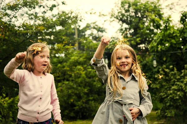 Verspielte Kleine Mädchen Mit Wunderkerzen — Stockfoto