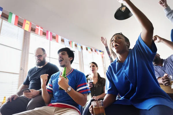 Vrienden Juichen Sport Bij Bar Samen — Stockfoto