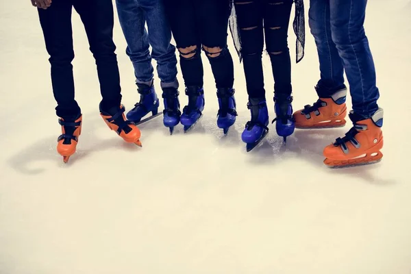 一群朋友一起溜冰的脚特写 — 图库照片