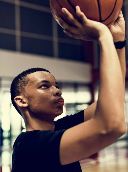 Afro Americano Adolescente Ragazzo Concentrato Giocare Basket — Foto Stock