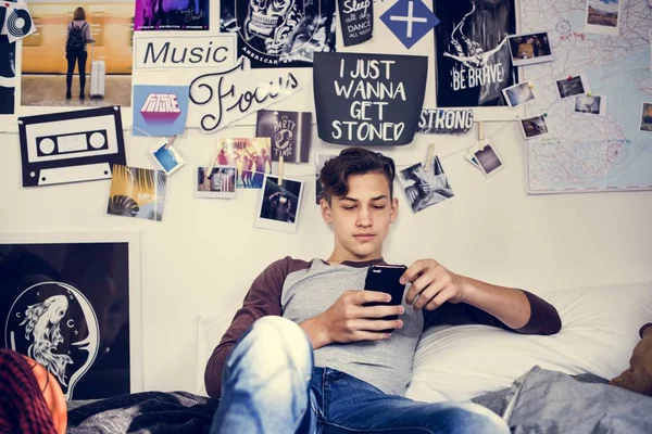 Adolescente Usando Smartphone Dormitorio Concepto Redes Sociales — Foto de Stock