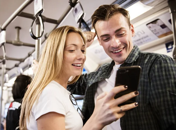 Gruppe Junger Erwachsener Mit Smartphones Der Bahn — Stockfoto