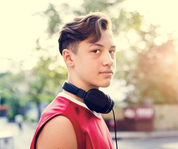 Sportos Tizenéves Fiú Szabadban Látszó Kamera Portré — Stock Fotó