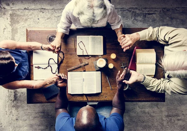 Gruppo Persone Che Tengono Mano Pregare Culto Credono — Foto Stock