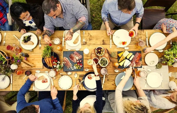 Amigos Desfrutando Jantar Jardim — Fotografia de Stock