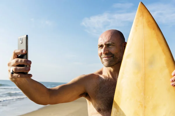 Man Håller Surfbräda Tar Selfie — Stockfoto