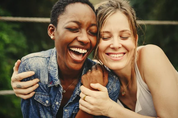 Szczęśliwy Przyjaciele Trzymając Się Nawzajem — Zdjęcie stockowe