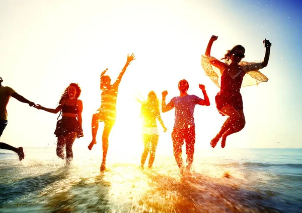 Giovani Amici Che Danno Una Festa Spiaggia — Foto Stock
