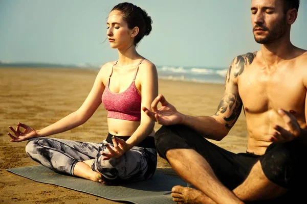 Par Utövar Yoga Stranden — Stockfoto