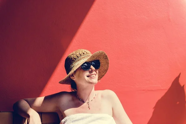 Mujer Caucásica Tomando Sol Verano — Foto de Stock