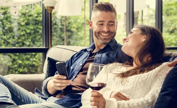 Glada Par Spendera Tid Tillsammans Dricker Vin — Stockfoto