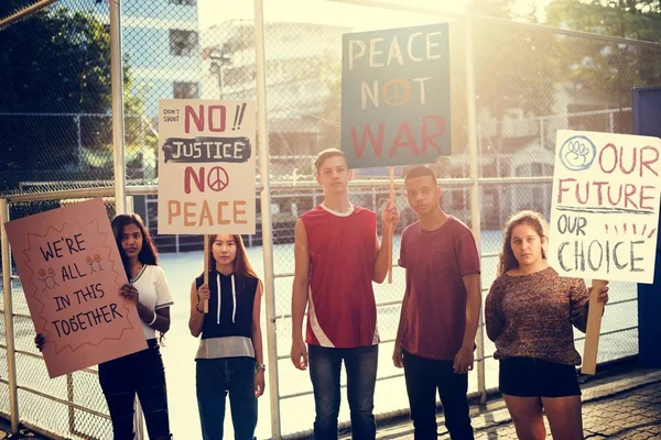 Ομάδα Εφήβων Που Διαμαρτύρονταν Διαδήλωση Κρατώντας Αφίσες Αντιπολεμικό Δικαιοσύνης Ειρήνη — Φωτογραφία Αρχείου