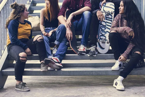 Gruppe Von Schulfreunden Freien Lifestyle Und Street Urban Style Konzept — Stockfoto