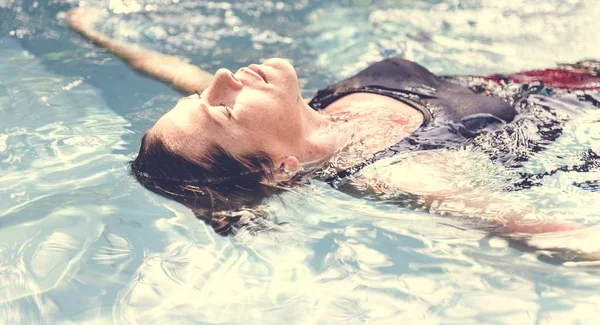 Γυναίκα Απολαμβάνοντας Νερό Στην Πισίνα — Φωτογραφία Αρχείου
