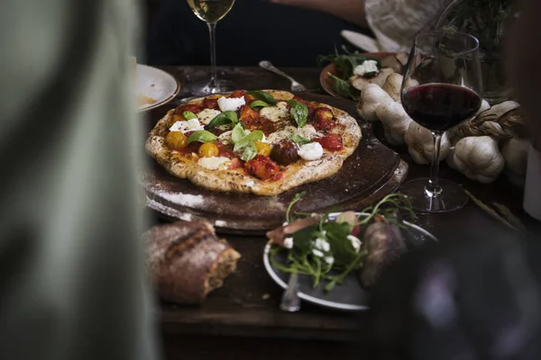 Hemmagjord Pizza Till Middag Med Rött Vin — Stockfoto