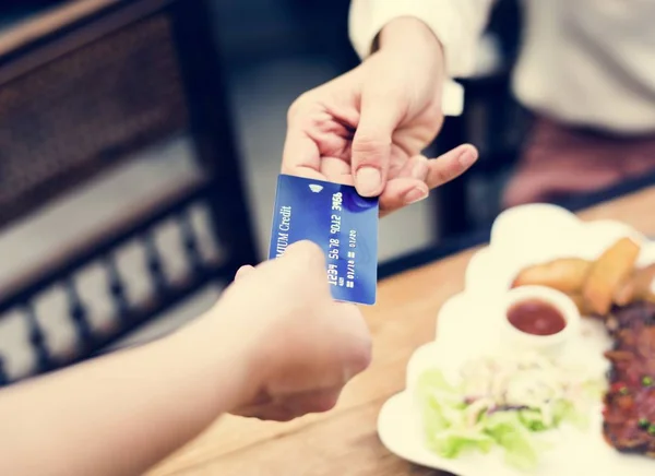 Kvinna Betalar Lunch Med Kreditkort Restaurang — Stockfoto