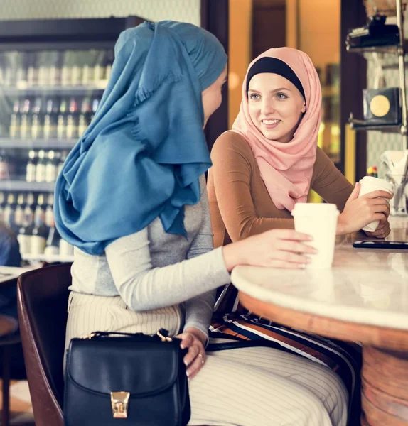 Dua Wanita Islamik Yang Cantik Mengenakan Hijab Dan Duduk Meja — Stok Foto