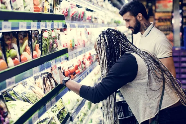 食べ物を買うカップル — ストック写真