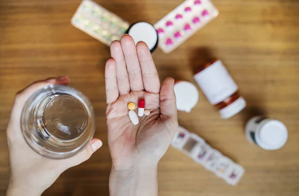 Mujer Que Toma Medicamentos Para Enfermedad — Foto de Stock