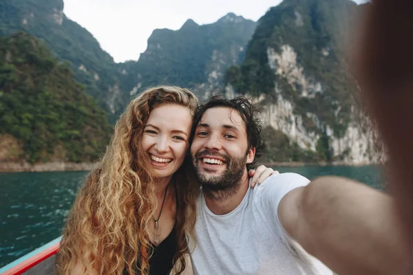 Pár Figyelembe Selfie Longtail Hajóval — Stock Fotó