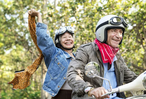 Casal Sênior Montando Scooter Clássico Floresta — Fotografia de Stock