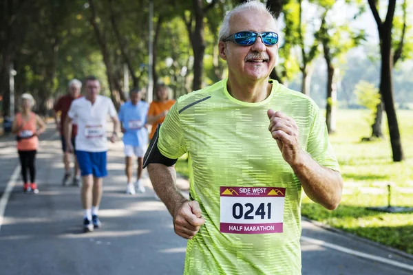 Seniorensportler Laufen Park — Stockfoto