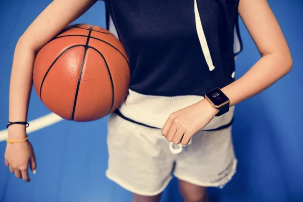 Tonårig Flicka Håller Basketboll Domstolen — Stockfoto